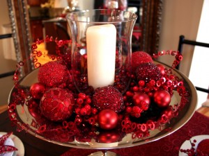 home-design-table-decoration-ideas-for-christmas-exotic-red-christmas-decor-decorations-exotic-red-christmas-decor-with-chic-white-candle-holder-in-unique-glass-and-stainless-tray-table-decoration-1024x768